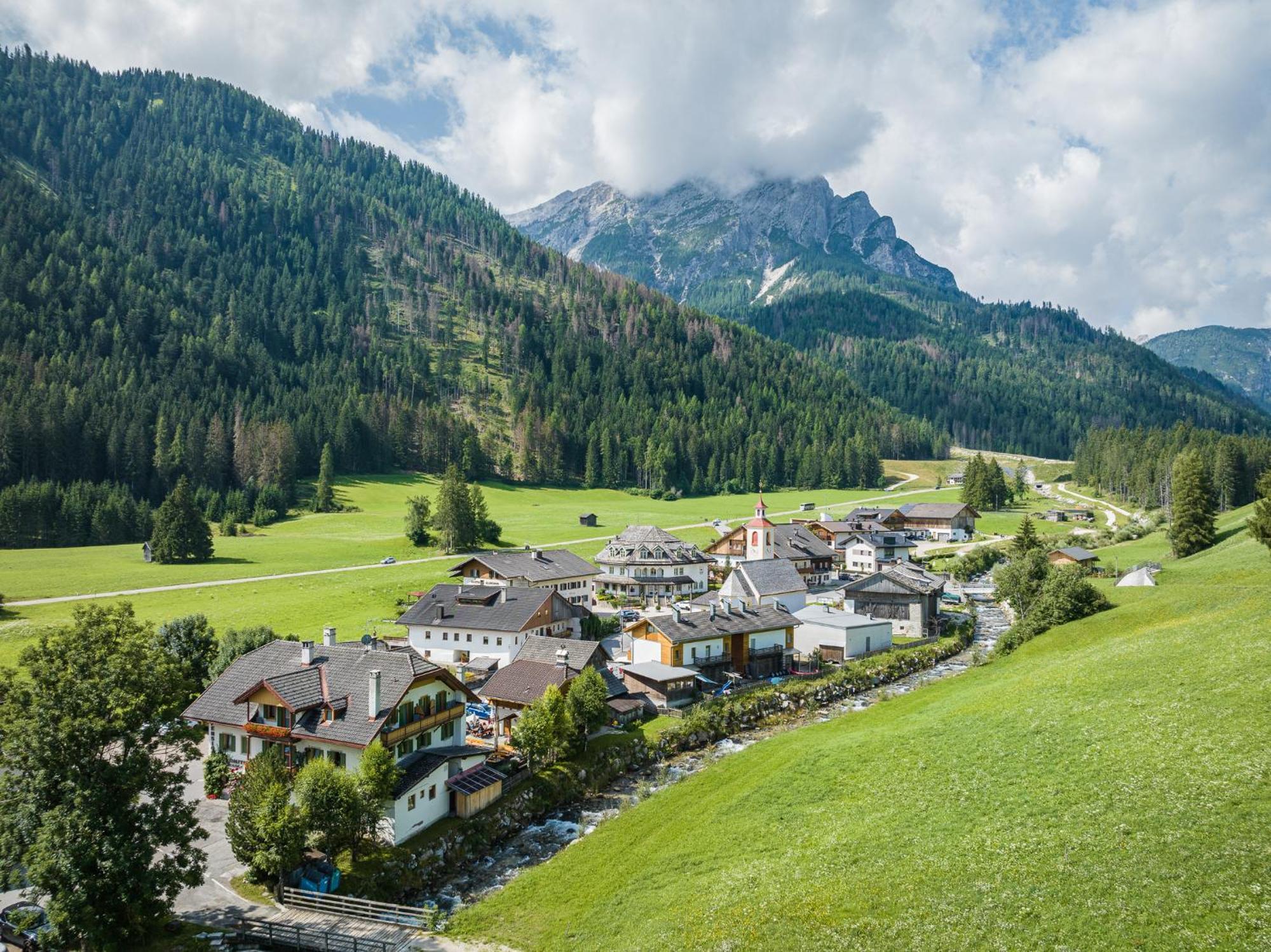 Gasthof Albergo Dolomiten Prags Eksteriør billede