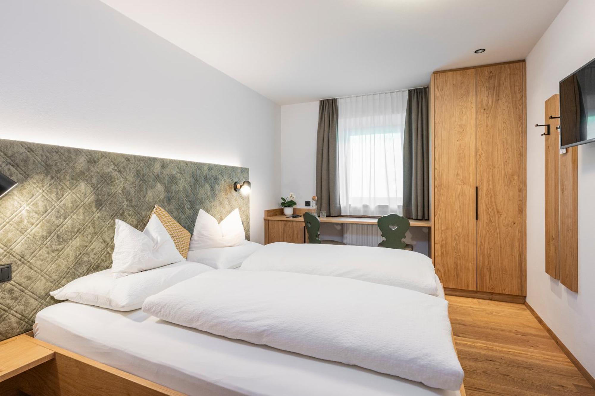 Gasthof Albergo Dolomiten Prags Eksteriør billede