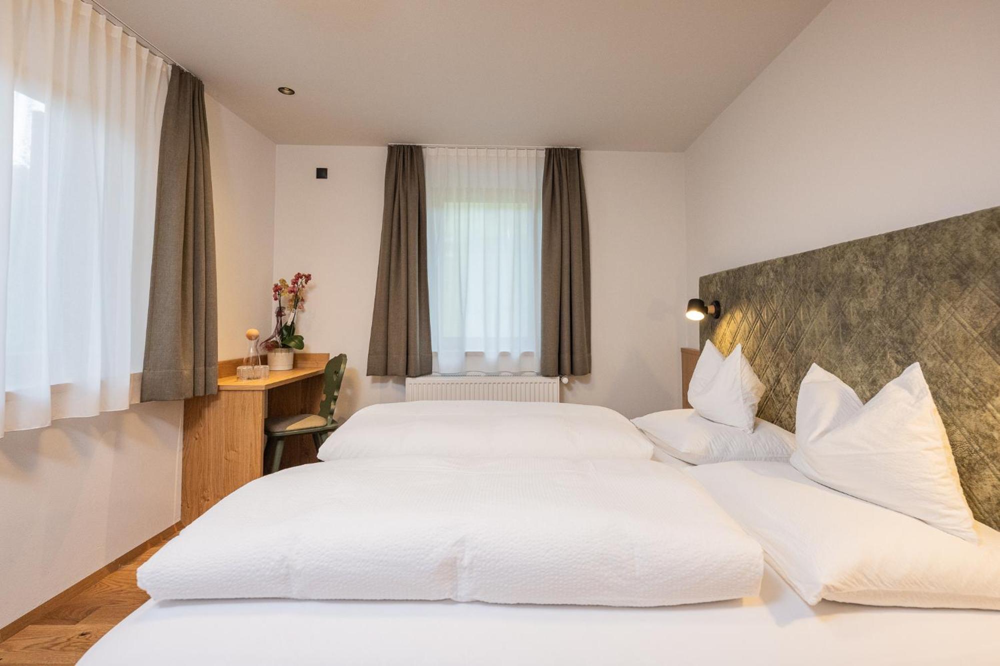 Gasthof Albergo Dolomiten Prags Eksteriør billede